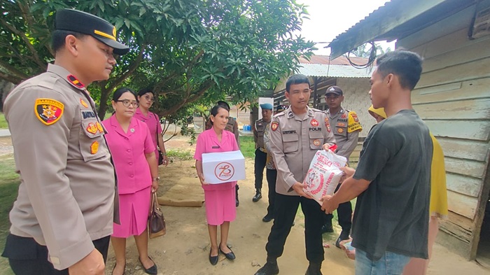 Sempena HUT Bhayangkara, Polsek dan Bhayangkari Polsek Simpang Kanan Salurkan Bantuan Untuk Masyarakat Kurang Mampu