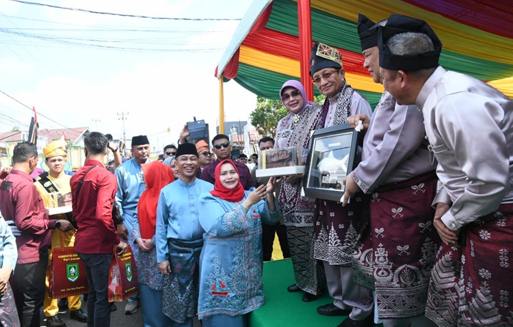 Dipimpin Bupati dan Wakil Bupati, 1.212 Peserta Bengkalis Semarakkan Pawai Ta'aruf MTQ Riau ke-44 di Kuansing