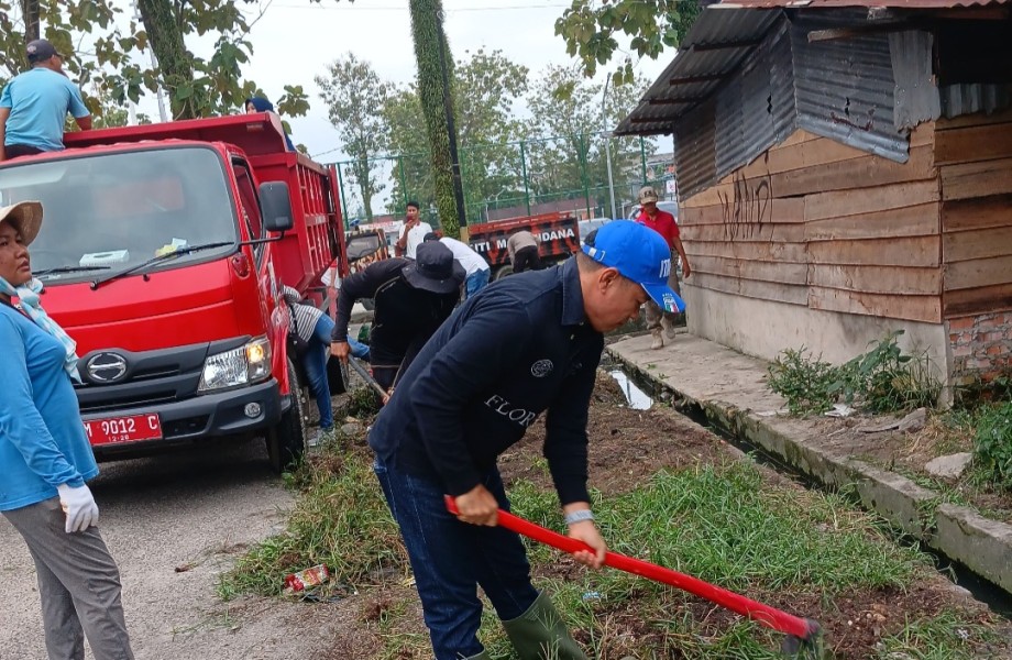 Wujudkan Lingkungan Bersih, Wabup Husni Tamrin Gotong Royong Bersama Polres Pelalawan