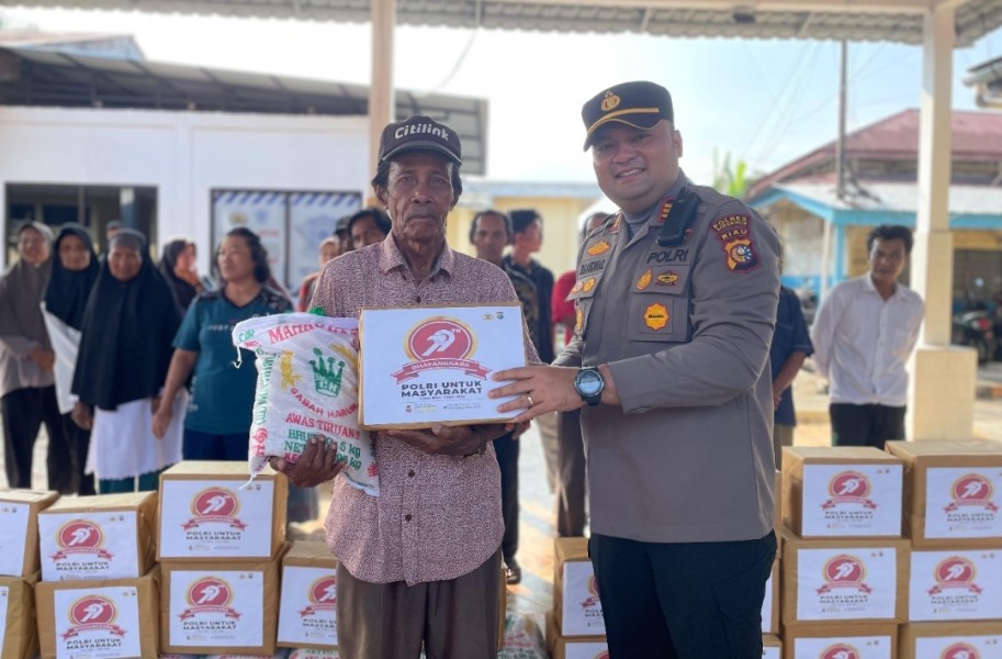 Polsek Bangko Salurkan 50 Paket Sembako Kepada Warga Kurang Mampu