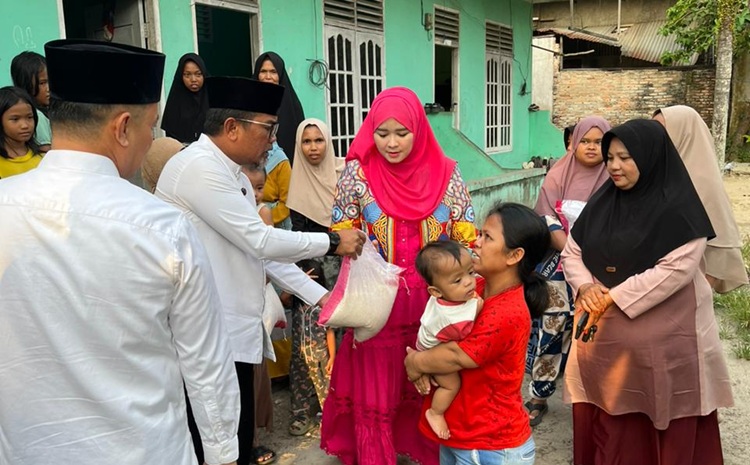 Turun ke Masyarakat, Bupati dan Wakil Bupati Pelalawan Salurkan Langsung Bantuan kepada Warga Pangkalan Kerinci