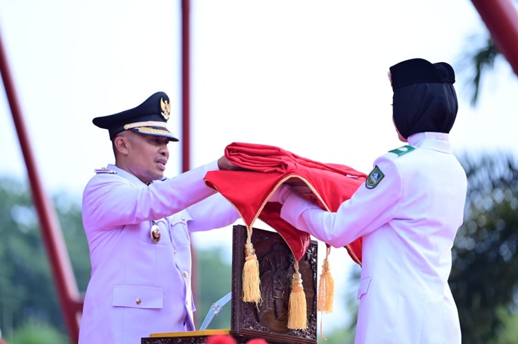 Dipimpin Wabup Bagus Santoso, Penurunan Bendera di Lapangan Tugu Jadi Magnet Warga