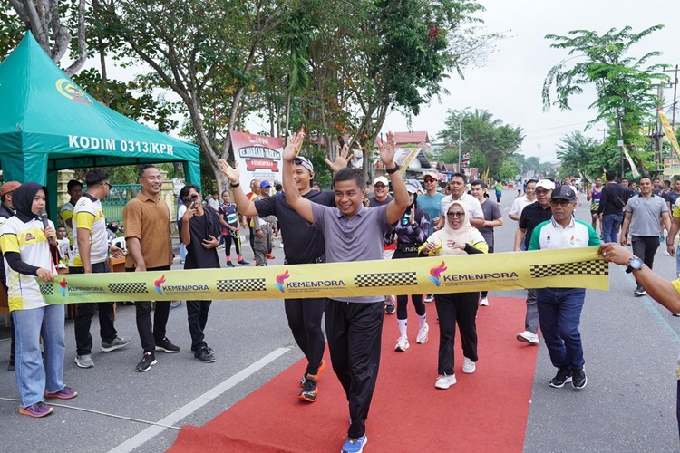 Tarkam Kemenpora Kampar 2025 Sukses, Bupati Ahmad Yuzar Tutup dengan Meriah-1.500 Peserta Ramaikan Fun Run