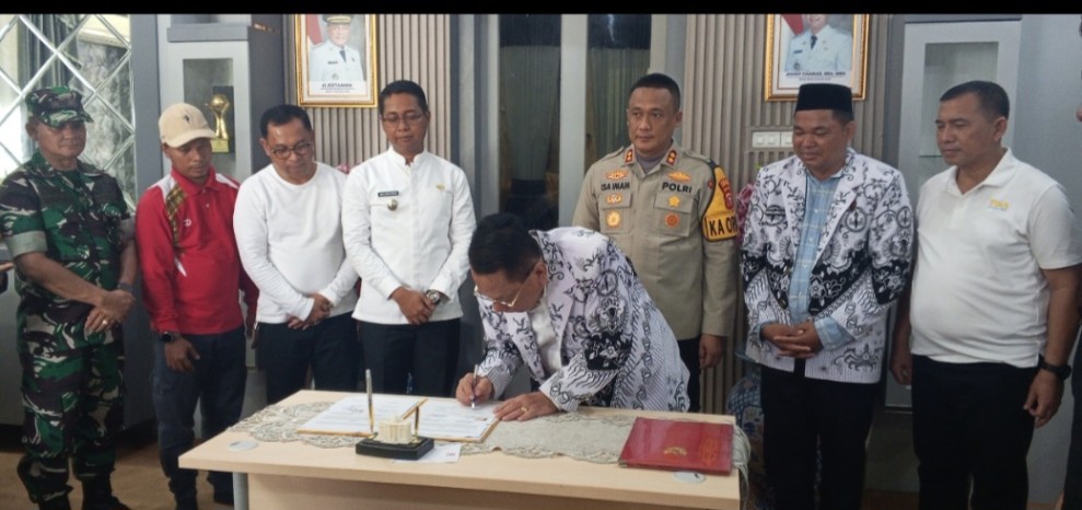 Disaksikan Wakil Bupati dan Forkopimda, PGRI Rohil-Polres Teken MoU Perkuat  Perlindungan Hukum Guru