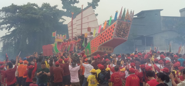 Puluhan Ribu Masyarakat Tumpah Ruah Saksikan Bakar Tongkang