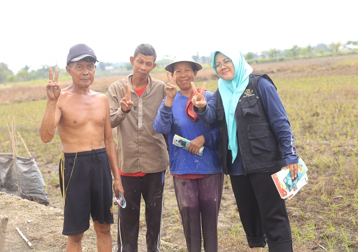 Menaiki Motor, Calon Bupati Dr Afni Terima Keluhan Petani Saat Kampanye di Sungai Mandau