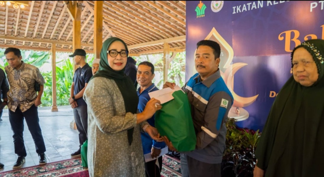 Petugas Kebersihan Petugas Taman Hingga Kaum Duafa Terima Paket Sembako IKBI PTPN IV Regional III