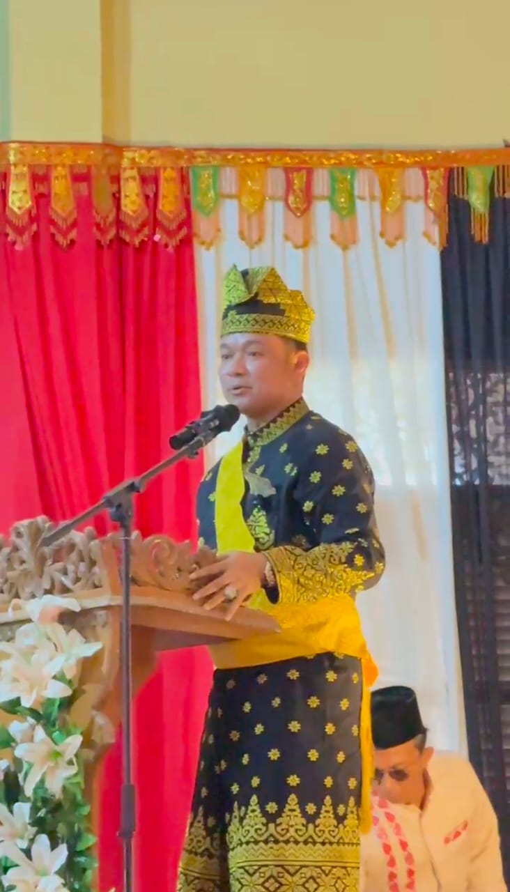 Husni Tamrin Dianugerahi Gelar Timbalan Datuk Seri Setia Amanah LAM Riau