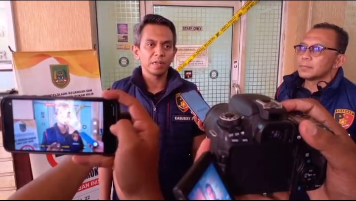Usai 12 Jam di PUPR, Tim Tipidkor Polda Riau Sasar BPKAD dan BPBJ, Puluhan Dokumen Disita