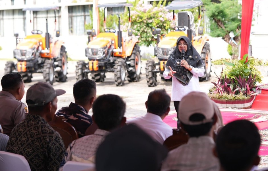 Bupati Siak Serahkan Bantuan Alsintan Rp8,7 Miliar untuk 20 Kelompok Tani