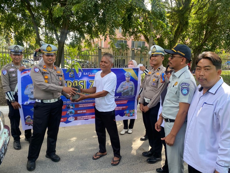 Razia Gabungan Ops Zebra LK 2025 Polres Pelalawan, Pengendara Tertib Dapat Hadiah Bibit Pohon