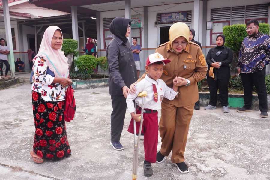 Bupati Siak Sambut Murid SDN 04 Bunga Raya, Serahkan Simbolis Bantuan Seragam Sekolah