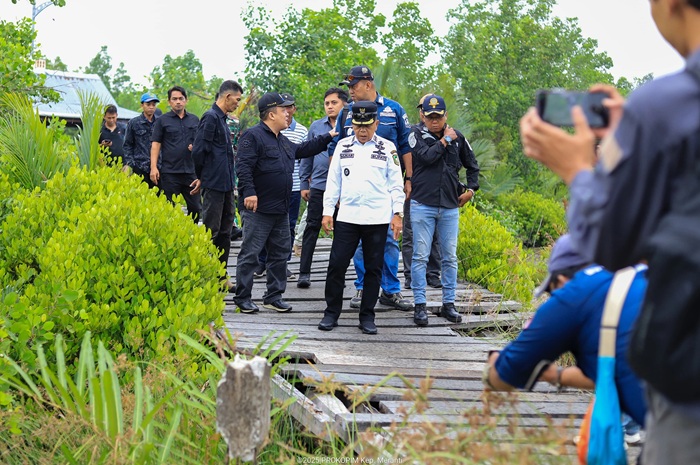 Bawa Sejumlah Kepala OPD Tinjau beberapa Desa, Bupati Asmar Minta Kepala OPD Terkait Perbaiki Jembatan dan Pelabuhan