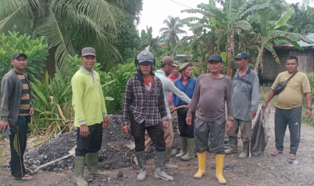 Warga Parit Aman Gotong Royong Perbaiki Jalan Rusak, Wujudkan Akses Lancar bagi Petani