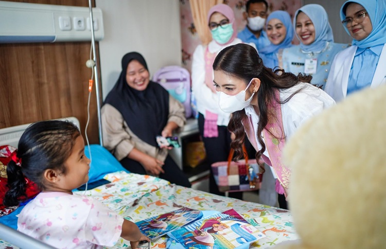 Selvi Gibran Hibur Anak Penderita Kanker di RSUD Arifin Achmad, Dorong Sosialisasi Imunisasi