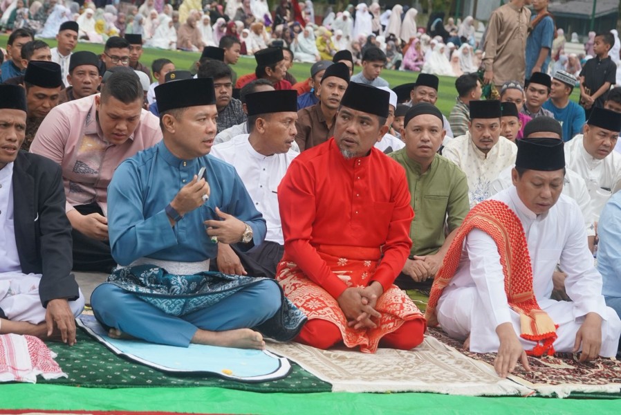 Bupati dan Wabup Sholat Id di Lapangan Mini Soccer, Idul Fitri Jadi Momentum Wujudkan Pelalawan Maju dan Sejahtera