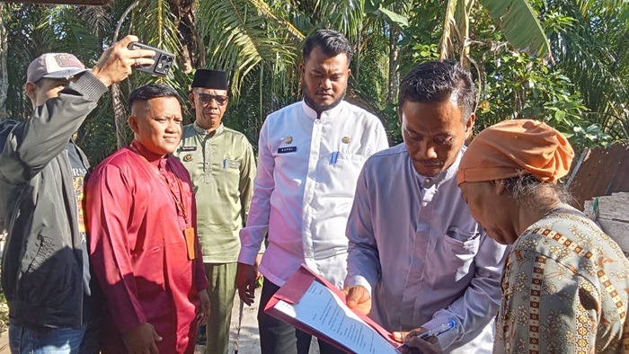 Pemkab Rohil, Salurkan Bantuan Rehab Rumah dan Sembako