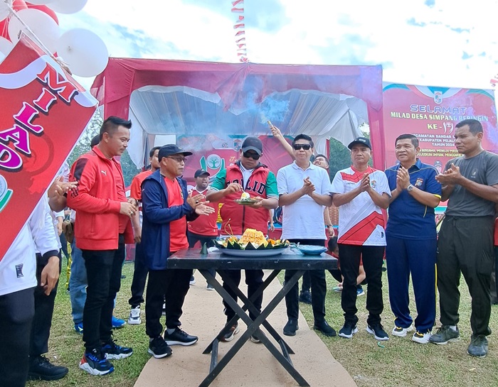 Rayakan HUT Desa Simpang Beringin, Bupati Zukri Berbaur Bersama Masyarakat Jalan Santai dan Senam