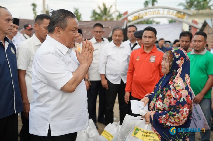 Kebakaran di Rohul Hanguskan 16  Rumah, Pj Gubernur Riau Antar Langsung Bantuan