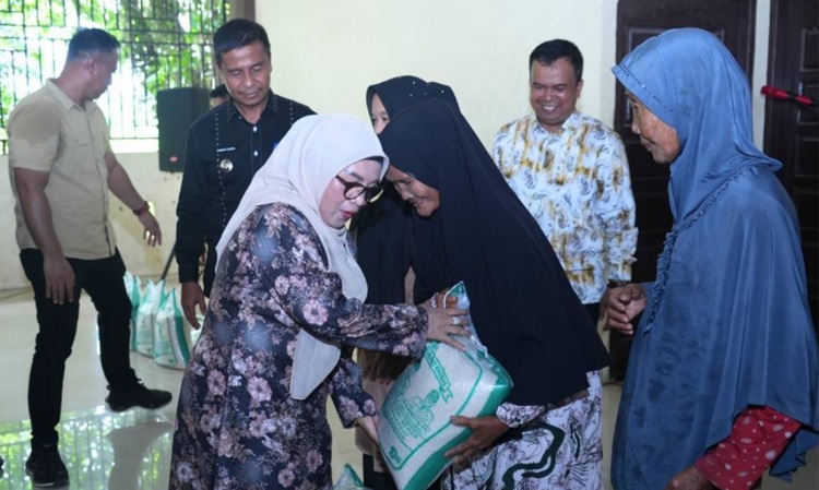 Ribuan Warga Rentan di Kampar Terima Bantuan Beras
