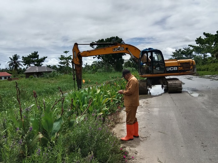 DLH Rohil Turunkan Dua Alat Berat Normalisasi Parit Atmo Batu Empat