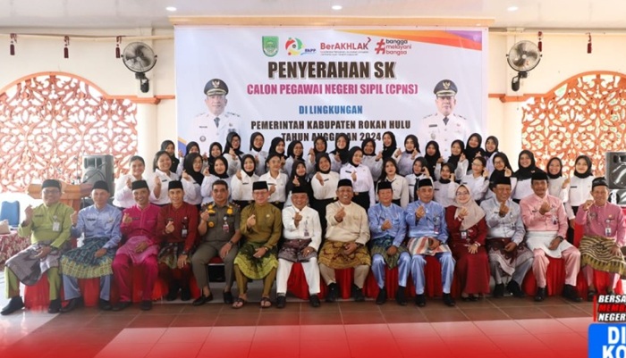 Bupati Anton, ST Serahkan SK CPNS Pemkab Rohul Tahun Anggaran 2024.