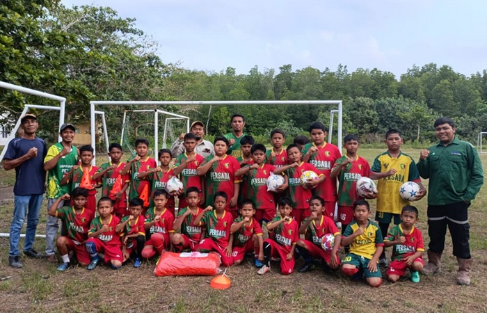 Persada Darul Aman Terima Bantuan Perlengkapan Sepakbola