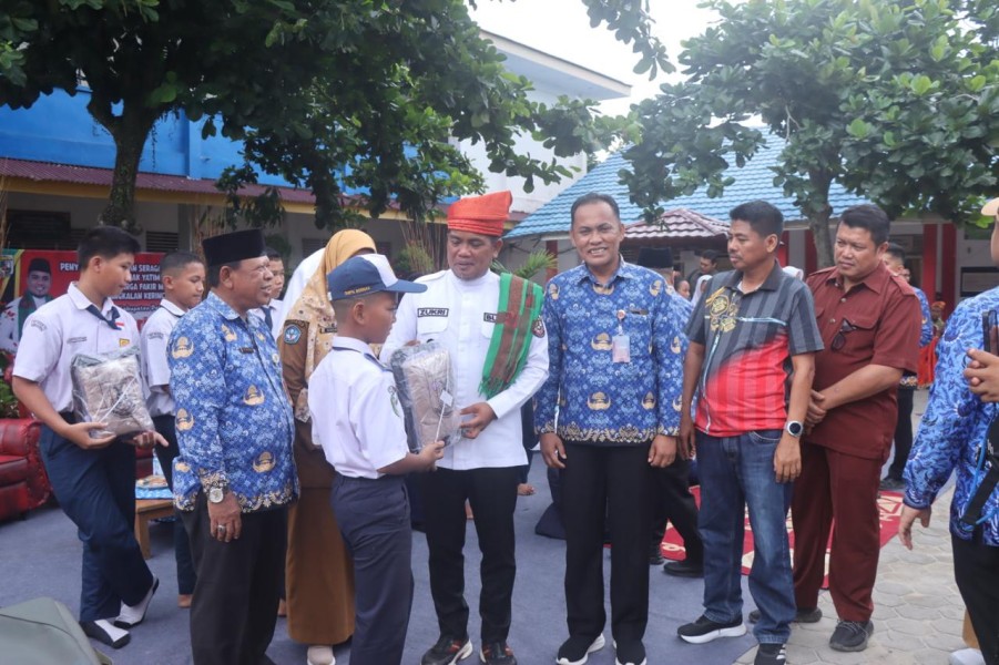 Bupati Pelalawan Zukri Serahkan Bantuan Perlengkapan Sekolah Bagi Anak Yatim