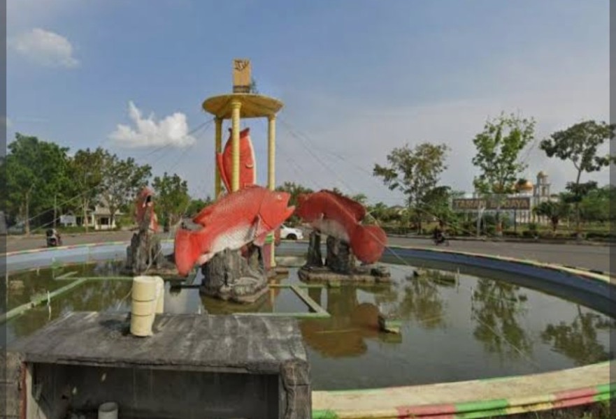 Jalur Hijau Rusak, Trotoar Beralih Fungsi,  Satpol PP Rohil Tertibkan Pedagang di Bundaran Ikan