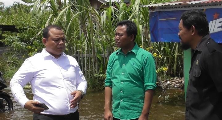 Anggota DPRD Rohil Tinjau Banjir Dikota Bagansiapiapi