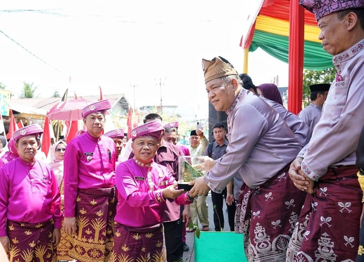 Bupati Asmar Pimpin Kafilah Meranti, Tampilkan Golek Tual Sagu di Pawai Ta'aruf MTQ Riau