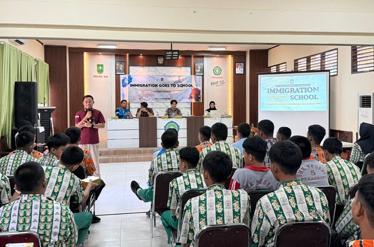 Imigrasi Pekanbaru Gelar Immigration Goes to School di SMKN 5, Edukasi Paspor Hingga Bahaya TPPO