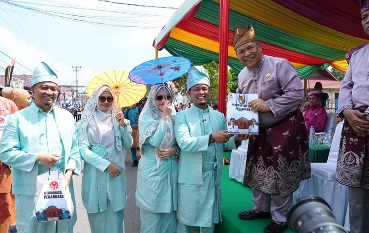 Agung Nugroho Pimpin Kafilah Pekanbaru pada Pawai Ta'aruf MTQ Riau