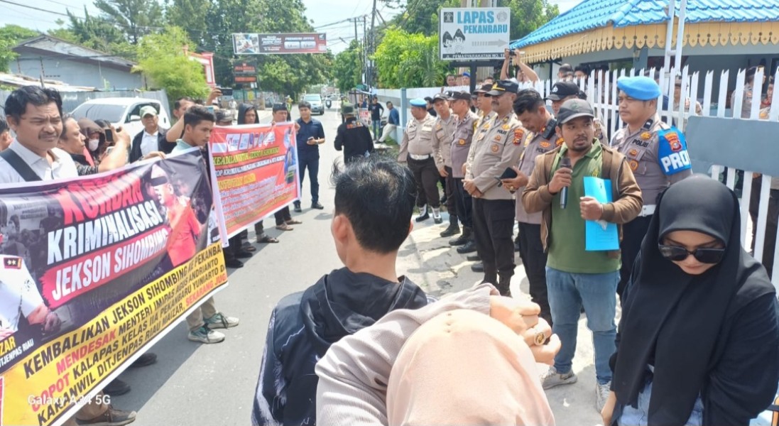 Massa Serbu Lapas Pekanbaru, Sebut Alasan Pemindahan Jekson Sihombing ke  Nusakambangan Ambigu Kerena Ribut Diruang  Tahanan