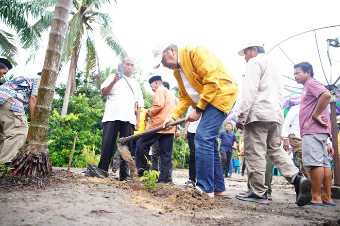 Tanam Pohon Bersama Masyarakat Suku Talang Mamak, Ini Harapan Besar Pada Cagubri Syamsuar