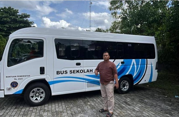 Wujud Perhatian Pemerintah Terhadap Pendidikan, Bupati Kampar Terima Hibah Bus Sekolah