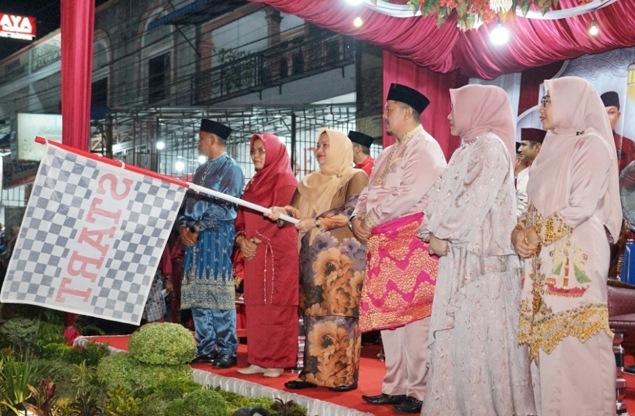 Sambut Hari Raya Idul Adha 1445 H, Bupati Bengkalis Lepas Pawai Obor di Kecamatan Mandau