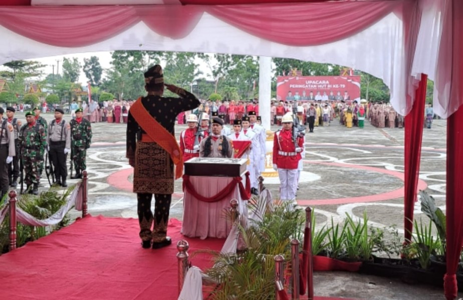 Menggunakan Busana Melayu Bupati Zukri Sebagai Irup HUT RI ke-79