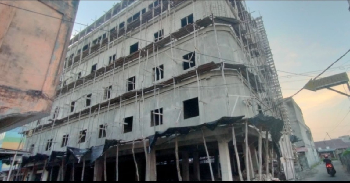 Pekerja Terjatuh dari Lantai Tiga Proyek Morison Hotel Bengkalis, Diduga Tanpa APD