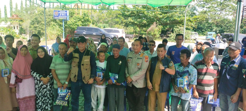 Senator Riau Abdul Hamid Bersama PWI Pelalawan Tanam Pohon, Salurkan Sembako untuk Warga