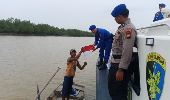 Semangat Kemerdekaan, Polres Rohil Bagikan Bendera dan Sembako Ke Nelayan
