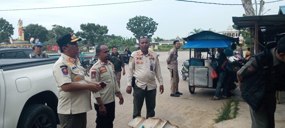 Satpol PP Rohil Tertibkan Bahu Jalan Pedamaran, Pedagang Diminta Pindah