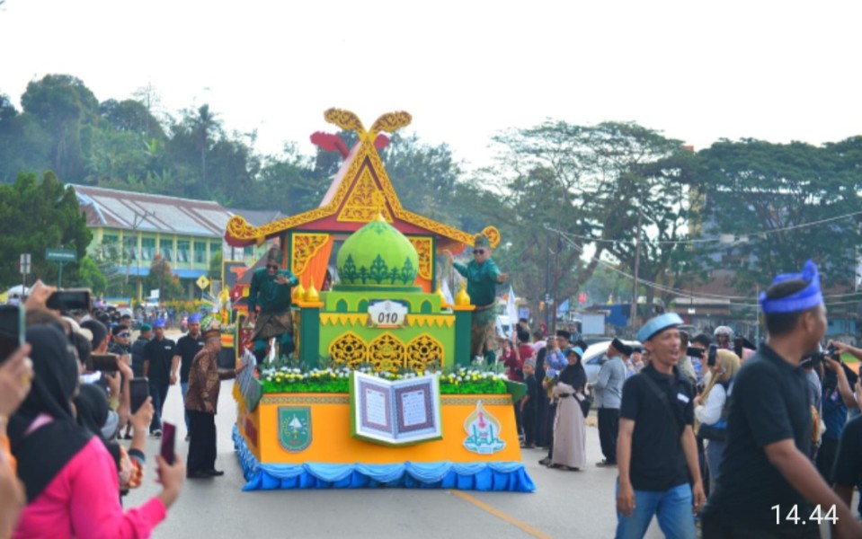 Kafilah Riau Tampil Memukau di Pawai Ta’aruf STQH Nasional XXVIII 2025 di Kendari