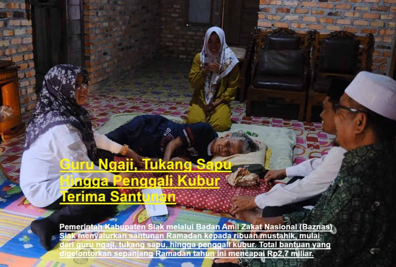 Guru Ngaji, Tukang Sapu Hingga Penggali Kubur Terima Santunan Ramadan di Kabupaten Siak