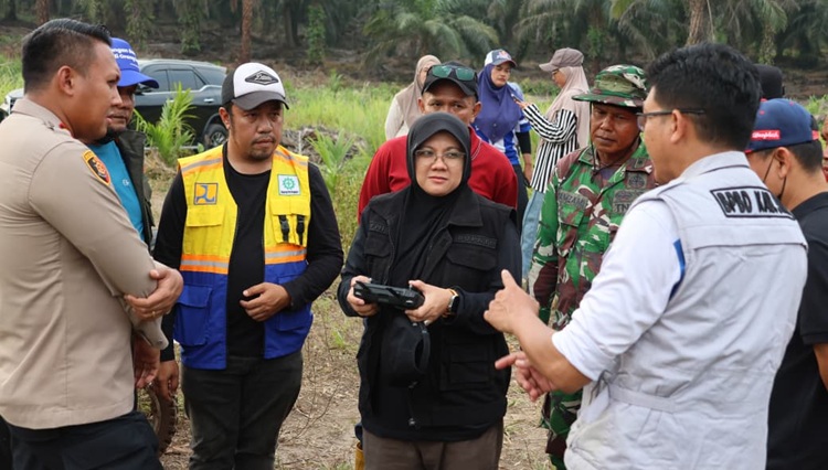 Pulang dari Lemhannas, Bupati Afni Langsung Turun ke Lokasi Karhutla di Dayun