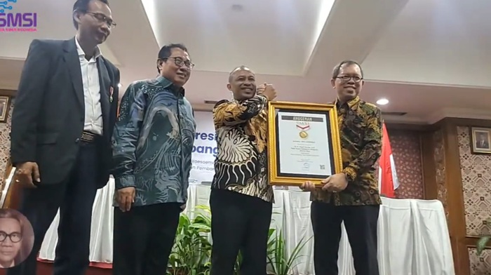 SMSI Serahkan Anugerah Sahabat Pers Untuk Bagus Santoso dan Afni Z