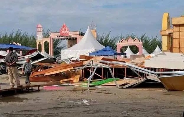 Hujan Deras Disertai Angin Kencang, Hancurkan Stand MTQ Provinsi Riau