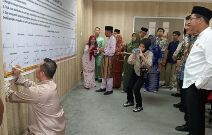 Hindari Titip Menitip, Wabup Rohil dan Berbagai Elemen Teken Fakta Integritas Penerimaan Murid Baru