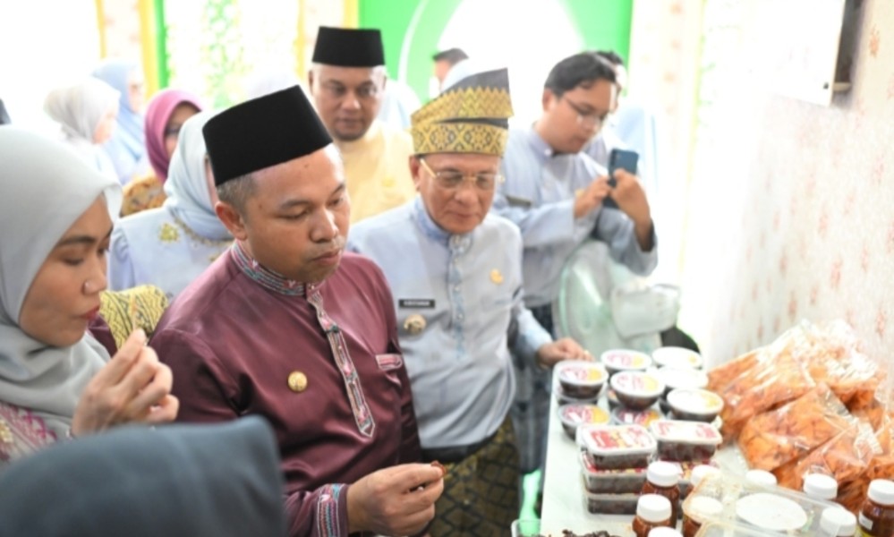 Tampilkan Berbagai Produk Unggulan, Gubernur Riau Cicipi Makanan di Bazar Stand Rohil