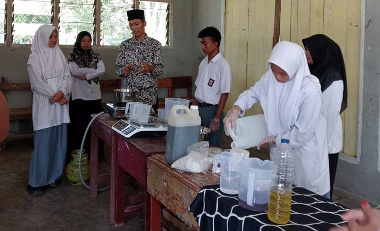 Inovasi Siswa MAN 5 Kampar, Berhasil  Ubah Minyak Jelantah Jadi Biodisel